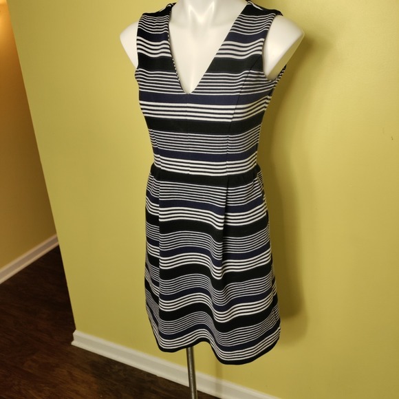 Madewell Dresses & Skirts - Madewell Gallerist v neck stripemix ponte sleeveless dress size Small Striped